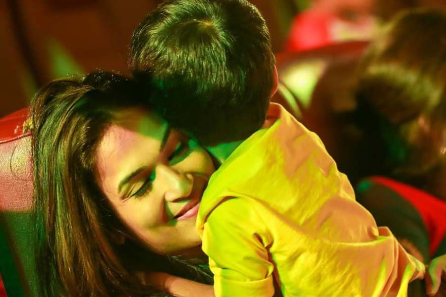 রবিবার টুইটারে আরও কয়েকটি ছবি পোস্ট করেছেন সৌন্দর্যা। নতুন অতিথির আগমনের অপেক্ষায় থাকা সৌন্দর্যার সঙ্গে একটি ছবিতে প্রথম পক্ষের ছেলে বেদ কৃষ্ণকেও দেখা গিয়েছে। 