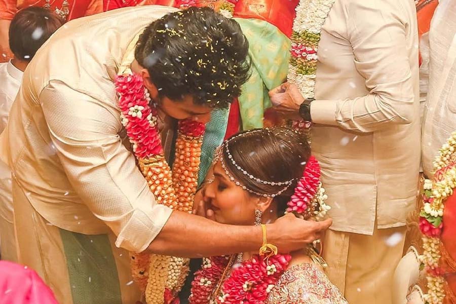 সৌন্দর্যার স্বামী অভিনেতা-ব্যবসায়ী বিশ্বগণ বঙ্গামুড়ী। বিশ্বগণেরও এটি দ্বিতীয় বিয়ে। প্রথমে তিনি বিয়ে করেন এক সাংবাদিক কণিকা কুমারণকে। বিচ্ছেদ হয়ে যায় তাঁদের। এর পরই গ্রাফিক ডিজাইনার তথা চিত্রপরিচালক সৌন্দর্যার সঙ্গে তাঁর আলাপ হয়।