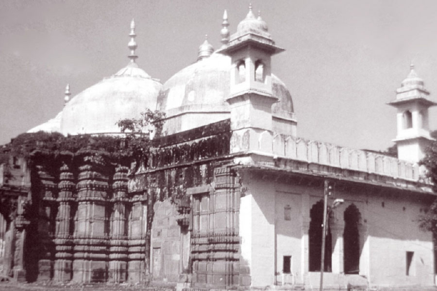 মন্দির শহর না কি দুর্গ শহর! বোঝা দায়। মন্দিরের ঘণ্টা-মন্ত্রোচ্চারণ আর তাঁর ফাঁক গলে দিনের চার প্রহরে আজানের শব্দে গমগম করা কাশী হঠাৎ থমথমে হয়ে গিয়েছিল সোমবার সকালে। সুনসান গলিতে ১৪৪ ধারা। চারপাশে কড়া নিরাপত্তার বেষ্টনী। রক্ষীদের পল্টন তো রয়েছেই। পাশাপাশি সীমান্ত এলাকা থেকে হোটেল এবং গেস্ট হাউসে কারা আসছেন এবং যাচ্ছেন, সব দিকে কড়া নজরে রাখছিল পুলিশ। এই নিরাপত্তা, এই সতর্কতার কেন্দ্রে ছিল আদালতের একটি রায়। সেই রায় যা কাশীর বিশ্বনাথ মন্দিরের লাগোয়া জ্ঞানবাপী মসজিদ স্থলের ভবিষ্যৎ নির্ধারণ করবে। ঠিক করে দেবে মসজিদ চত্বরে পূজার্চ্চনার অনুমতি চেয়ে পাঁচ হিন্দু মহিলার আবেদন আদৌ গ্রাহ্য হবে কি না। সোমবার সেই মামলা শুনতে রাজি হয়েছে বারাণসীর জেলা আদালত। কিন্তু কেন এই মামলা ঘিরে এত সতর্কতা, কেন এত সাবধানী প্রশাসন! আসুন জেনে নিই।