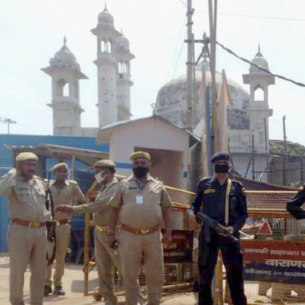 মামলায় বলা হয়েছিল, মসজিদের ওজুখানা এবং তহখানা চত্বর আসলে পুরনো মন্দিরে মা শৃঙ্গার গৌরী স্থল বলে পরিচিত ছিল। এ ছাড়া মসজিদে ভিতরের অংশে পশ্চিম দিকের দেওয়ালে দেবদেবীর মূর্তির অস্ত্বিত্ব রয়েছে জানিয়ে সেখানেও পুজো করতে চেয়েছিলেন মামলাকারী পাঁচ মহিলা। মসজিদ কর্তৃপক্ষ সেই দাবি খারিজ করে দেন। দু’পক্ষের এই দাবি আর পাল্টা দাবি ঘিরেই নতুন করে শুরু হয় জ্ঞানবাপী মসজিদ তরজা। যা এর আগেও বহুবার প্রকাশ্যে এসেছে। 
