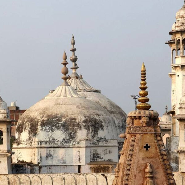 ইতিহাসবিদদের একাংশ বলছেন, দ্বাদশ শতকে সুলতান ইলতুৎমিসের সময়ে এক গুজরাতি ব্যাবসয়ী আবার মন্দির তৈরি করেছিলেন এই স্থানে। যা আবার চতুর্দশ শতকে ভেঙে ফেলেন কোনও এক মুসলিম শাসক। তিনি হুসেন শাহ সারকি হতে পারেন। আবার সিকন্দর লোধিও হতে পারেন। আকবরের জমানায় রাজা মান সিংহ নাকি আবারও মন্দির বানিয়েছিলেন জ্ঞানবাপীর এই চত্বরে, যা অওরঙ্গজেবের হাতে আবার ধ্বংস হয়। 