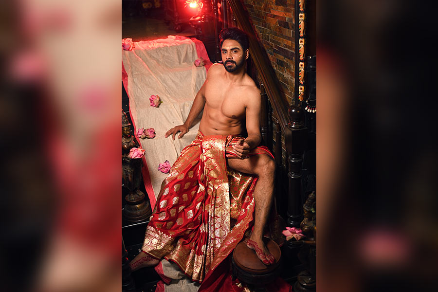 বলা হয়, শাড়ি এমনই এক পোশাক, যা পরা যায় বহু কায়দায়। যে পোশাক নিয়ে করা যায় নানা পরীক্ষা-নিরীক্ষা। কিন্তু শাড়ি মানে কি শুধুই নারী? আধুনিক সাজে এই প্রচলিত ধারণা আজ অতীত।