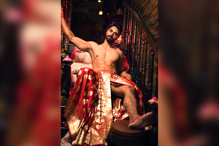 পুজোর আগে বেনারসি শাড়িকে নতুন ভাবে উপস্থাপন করলেন পোশাকশিল্পী রুদ্র সাহা। তবে এ বার সেই বেনারসি কোনও নারী নয়, বরং বাড়িয়ে তুলেছে পুরুষের সৌন্দর্য।
