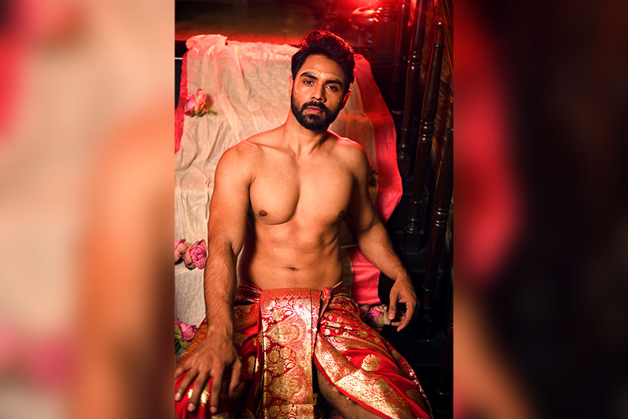 প্রচলিত ধারণার ছক ভেঙে পুরুষরাও যে শাড়ি পরতে পারেন, সেই ভাবনাই আরও স্পষ্ট অন্য রকম এই ফটোশ্যুটে।