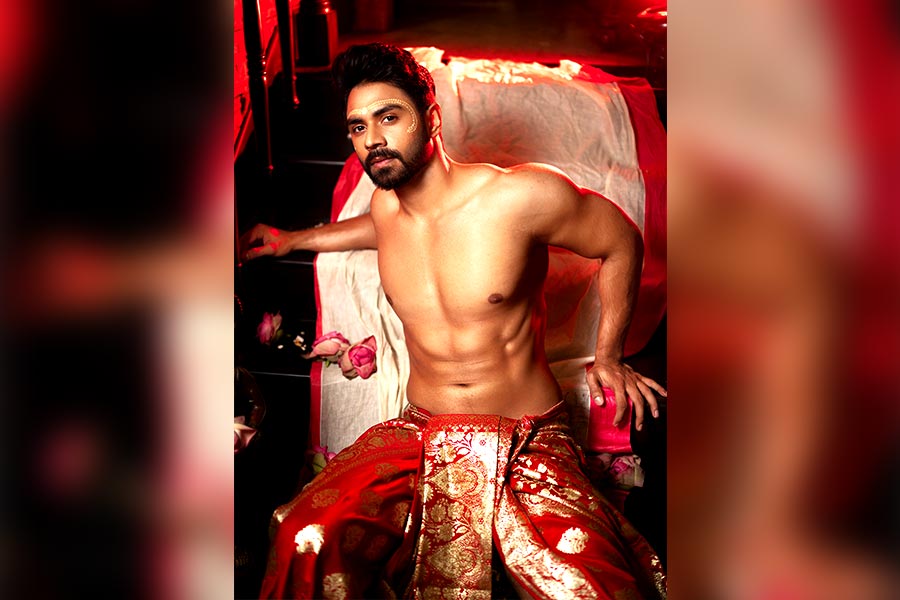 সত্যিই তো, ফ্যাশন বা সাজের কোনও লিঙ্গভেদ হয় নাকি? সাজই পারে নারী-পুরুষকে একাকার করে ফেলতে। তারই জলজ্যান্ত উদাহরণ এই ছবিগুলি।