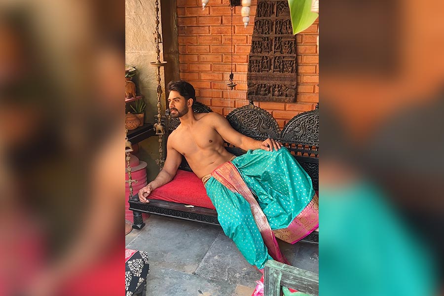 বার্তা একটাই। এবং স্পষ্ট। নারী বা পুরুষ নয়, শাড়ি হয়ে উঠুক আপামর বাঙালির অহঙ্কার; এ বাংলার অহঙ্কার। বাঙালির হাত ধরেই পৌঁছে যাক বিশ্বের দরবারে।