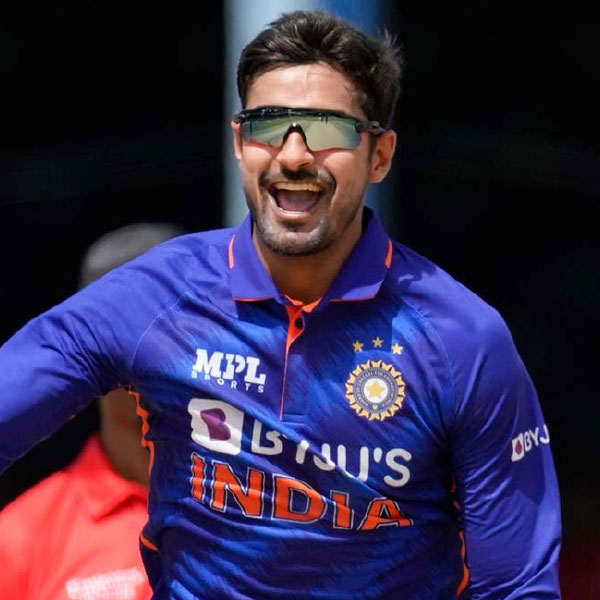 দীপক হুডা: এই বছর শ্রীলঙ্কার বিরুদ্ধে অভিষেক হয় তাঁর। আয়ারল্যান্ডে গিয়ে শতরান করে নজর কাড়েন তিনি। জায়গা করে নেন এশিয়া কাপের দলেও। সেই প্রতিযোগিতায় খুব বেশি রান করতে পারেননি। যদিও টি-টোয়েন্টি বিশ্বকাপের দলে রাখা হয়েছে তাঁকে। অভিষেকের পর থেকে ১২টি ম্যাচে তাঁর সংগ্রহ ২৯৩ রান। বোলিংও করতে পারেন তিনি। যা বাড়তি সুবিধা দিতে পারে ভারতকে।