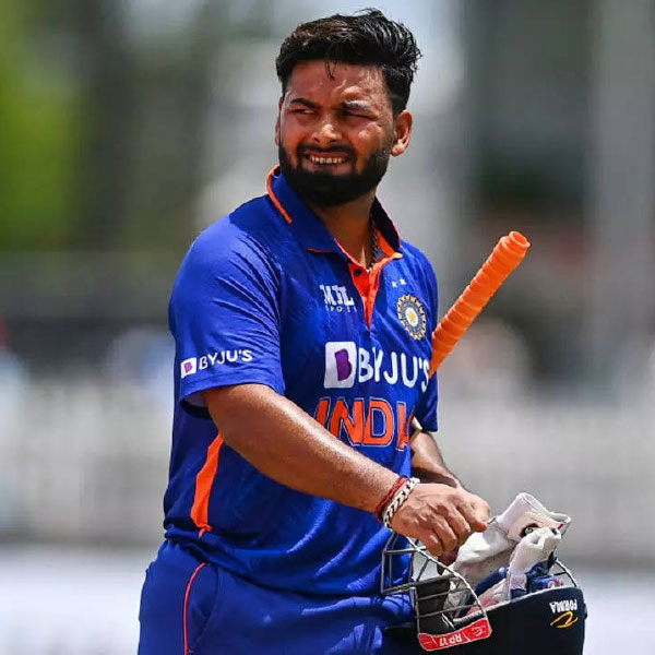 ঋষভ পন্থ: দক্ষিণ আফ্রিকার বিরুদ্ধে ঘরের মাঠে ভারতীয় দলকে নেতৃত্ব দেন তিনি। গত এক বছরে ২০টি টি-টোয়েন্টি ম্যাচ খেলেছেন পন্থ। তাঁর সংগ্রহ ৩৪৪ রান। গড় ২৬.৪৬। এই এক বছরে তিনি মাত্র একটি অর্ধশতরান করেছেন।