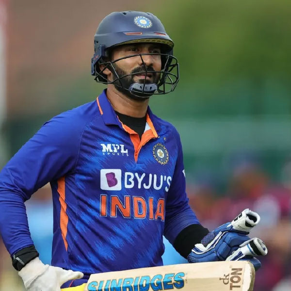 দীনেশ কার্তিক: ইংল্যান্ডে ধারাভাষ্য দেওয়ার সময় তিনি বলেছিলেন বিশ্বকাপ খেলবেন। সেটাই ঠিক প্রমাণিত হল। আইপিএলে ফিনিশার হিসাবে নিজেকে প্রমাণ করার পর জাতীয় দলে প্রত্যাবর্তন হয় তাঁর। তার পর থেকে ১৮টি ম্যাচ খেলেছেন কার্তিক। করেছেন ১৯৩ রান। এশিয়া কাপে তাঁকে প্রায় ব্যাট করতে নামতেই হয়নি। প্রথম ম্যাচে ১ রান করে অপরাজিত ছিল। সুপার ফোরের দু’টি ম্যাচে তাঁকে প্রথম একাদশের বাইরে রাখা হয়। এ বার সুযোগ এশিয়া কাপে।