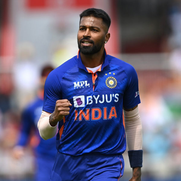 হার্দিক পাণ্ড্য: শেষ টি- টোয়েন্টি বিশ্বকাপে তিনি খেলেছেন শুধু ব্যাটার হিসাবে। আইপিএল দেখা যায় অলরাউন্ডার হার্দিককে। ভারতীয় দলেও ফিরে এসেছেন চোট সারিয়ে। পাকিস্তানের বিরুদ্ধে এশিয়া কাপে তাঁর ছক্কা মেরে ম্যাচ জেতানো এখনও মনে রয়েছে সকলের। বিশ্বকাপে অস্ট্রেলিয়ার মাঠে অলরাউন্ডার হার্দিক ভারতের অন্যতম অস্ত্র।