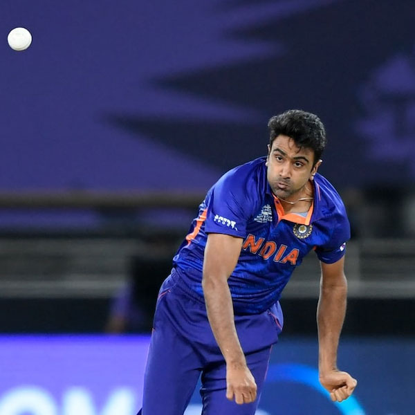 রবিচন্দ্রন অশ্বিন: গত বারের বিশ্বকাপে তাঁকে দলে রাখা হলেও পাকিস্তান এবং নিউজিল্যান্ডের মতো গুরুত্বপূর্ণ ম্যাচে খেলানো হয়নি। বিশ্বকাপের পর মাত্র সাতটি টি-টোয়েন্টি ম্যাচ খেলেছেন অশ্বিন। এশিয়া কাপেও সব ম্যাচ খেলানো হয়নি তাঁকে। সাত ম্যাচে আটটি উইকেট নিয়েছেন তিনি। অলরাউন্ডার হিসাবেও ভারতীয় দলে বড় ভূমিকা নিতে পারেন তিনি।