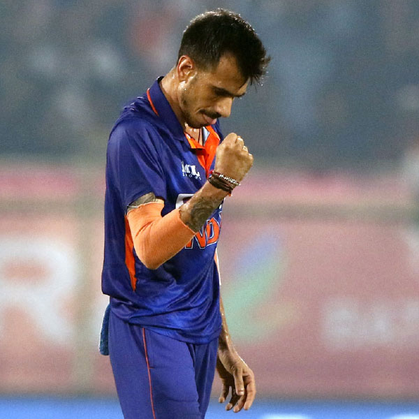 যুজবেন্দ্র চহাল: গত বারের টি-টোয়েন্টি বিশ্বকাপে তাঁকে না নেওয়ায় প্রশ্ন উঠেছিল। বিশ্বকাপের পর দলে ফেরেন তিনি। গত এক বছরে খেলেছেন ১৭টি ম্যাচ। নিয়েছেন ২০টি উইকেট। এশিয়া কাপে শ্রীলঙ্কার বিরুদ্ধে তিন উইকেট নিলেও খুব বেশি ছাপ ফেলতে পারেননি। বিশ্বকাপে যদিও এ বার তাঁর উপর ভরসা রেখেছে দল।