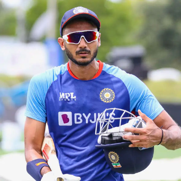 অক্ষর পটেল: গত বছর টি-টোয়েন্টি বিশ্বকাপের দলে ছিল না তাঁকে। তার পর থেকে ১৪টি ম্যাচ খেলে নিয়েছেন ১২টি উইকেট। রবীন্দ্র জাডেজা না থাকায় স্পিনার অলরাউন্ডার হিসাবে তাঁর উপরেই ভরসা রাখছে দল। 