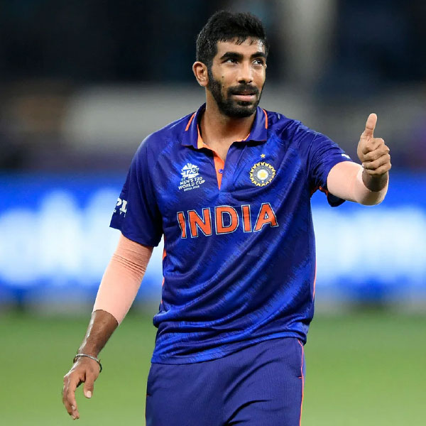 যশপ্রীত বুমরা: ভারতীয় দলের পেস আক্রমণের দায়িত্ব তাঁর কাঁধে। চোট পেয়ে এশিয়া কাপ থেকে ছিটকে যাওয়ায় ভারতীয় দলের পেস আক্রমণ শক্তি হারায়। টি-টোয়েন্টি বিশ্বকাপে ফিরছেন তিনি। গত এক বছরে মাত্র তিনটি টি-টোয়েন্টি ম্যাচ খেলেছেন বুমরা। নিয়েছেন তিনটি উইকেট।