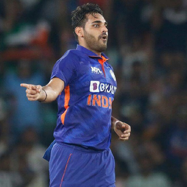 ভুবনেশ্বর কুমার: গত বারের টি-টোয়েন্টি বিশ্বকাপে তাঁকে দলে রাখা হলেও খেলেছিলেন মাত্র একটি ম্যাচ। তার পর থেকে ২৫টি টি-টোয়েন্টি ম্যাচ খেলে ফেলেছেন ভুবি। নিয়েছেন ৩৪টি উইকেট। আফগানিস্তানের বিরুদ্ধে পাঁচ উইকেট নেন তিনি।