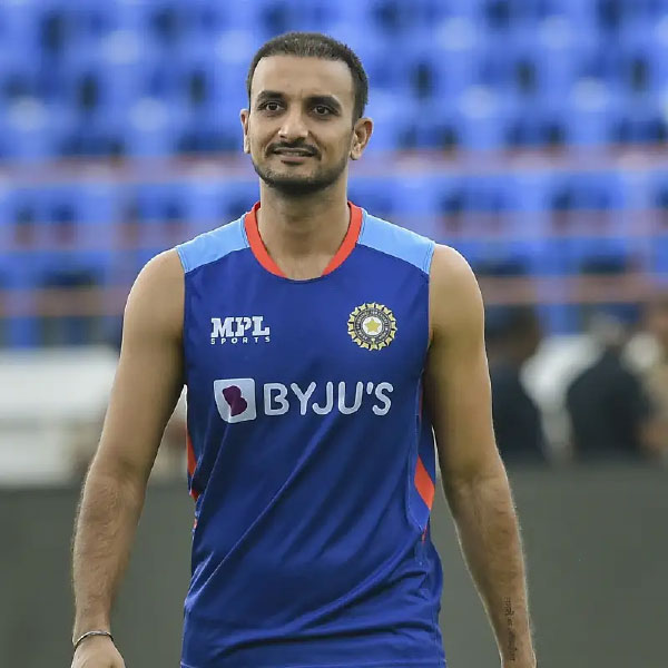 হর্ষল পটেল: তাঁর অভিষেক হয় টি-টোয়েন্টি বিশ্বকাপের পর। এখনও পর্যন্ত ১৭টি ম্যাচ খেলে নিয়েছেন ২৩টি উইকেট। আইপিএল খেলে উঠে এসেছেন তিনি। এ বারের বিশ্বকাপে বুমরার সঙ্গী হিসাবে তাঁর দিকেই তাকিয়ে ভারত।