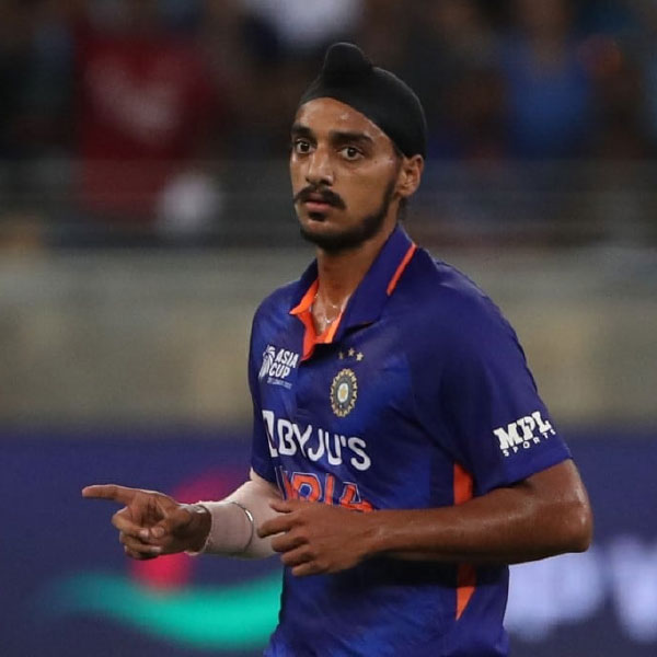 অর্শদীপ সিংহ: তরুণ বাঁহাতি পেসারের অভিষেক হয় এই বছর ইংল্যান্ডের বিরুদ্ধে। ১১টি ম্যাচে ১৪টি উইকেট নিয়েছেন তিনি। ডেথ ওভারে এসে ভাল বল করলেও এশিয়া কাপে ম্যাচ জেতাতে পারেননি। তাঁর উপরেই ভরসা রাখল ভারত। একটি ক্যাচ ফস্কানোয় তাঁর উপর চটেছিলেন একাংশ সমর্থক। বল হাতে যদিও মন জয় করে নিয়েছেন তিনি। বাঁহাতি পেসার হিসাবে ভারতীয় দলের ভবিষ্যৎ হতে পারেন অর্শদীপ।