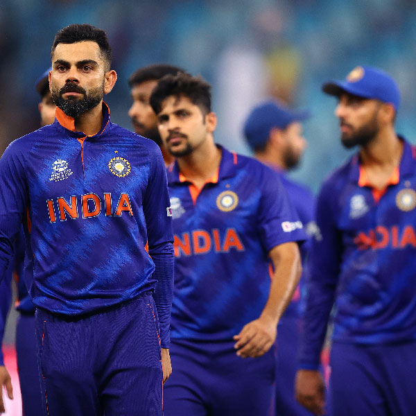 গত বারের টি-টোয়েন্টি বিশ্বকাপের দলে থাকা ঈশান কিশন, রাহুল চহার, বরুণ চক্রবর্তী, শার্দূল ঠাকুর এ বার বাদ পড়েছেন। রবীন্দ্র জাডেজা নেই চোটের জন্য। অক্ষর পটেল গত রিজার্ভ দলে থাকলেও এ বার মূল দলে সুযোগ পেয়েছেন।