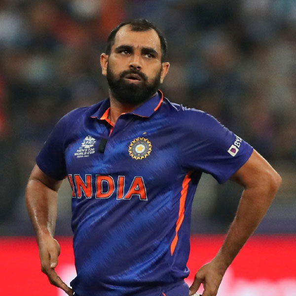 গত বার টি-টোয়েন্টি বিশ্বকাপে মহম্মদ শামি থাকলেও তার পর আর টি-টোয়েন্টি ক্রিকেটে ভারতীয় দলে সুযোগ পাননি তিনি। আইপিএলে যদিও ১৬ ম্যাচে ২০টি উইকেট নিয়ে নজর কাড়েন শামি। গুজরাত টাইটান্সকে ট্রফি জেতানোর পিছনে বড় ভূমিকা নেন। তার পরেও ভারতের টি-টোয়েন্টি দলে জায়গা হল না। রাখা হল রিজার্ভ দলে।