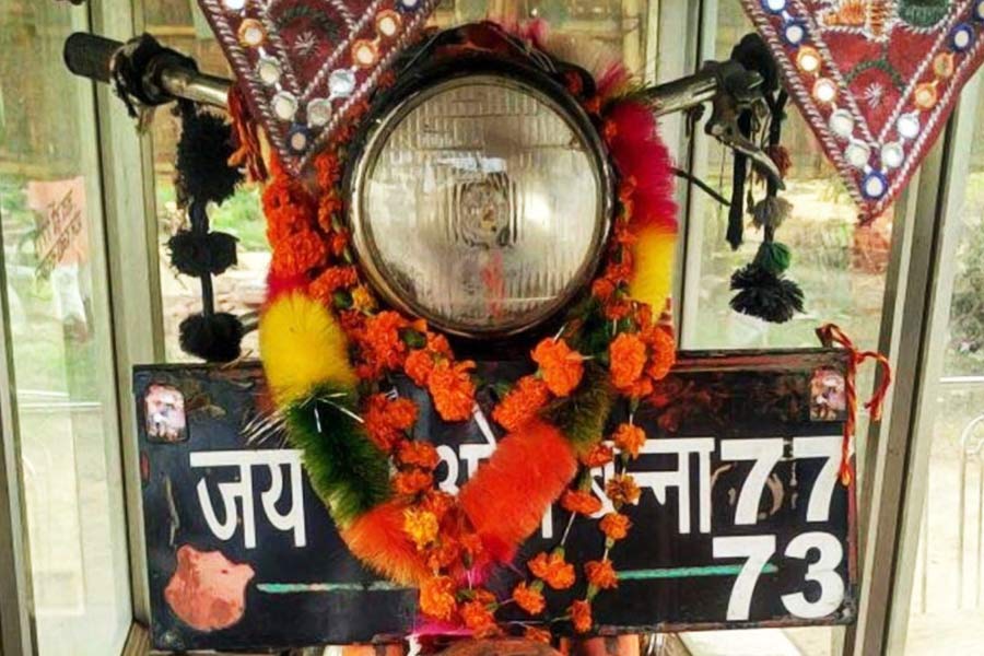 রয়্যাল এনফিল্ডের বাইকটি মোটরবাইকপ্রেমীদের অন্যতম প্রিয়। কিন্তু কখনও ভেবেছেন এই বহুমূল্য বাইকটিকেও দেবতাজ্ঞানে পুজো করাও সম্ভব? এমনকি, ভারতের বুকে একটি মন্দিরও তৈরি করা হয়েছে এই বাইককে কেন্দ্র করে। এর পিছনে রয়েছে এক অলৌকিক গল্প।