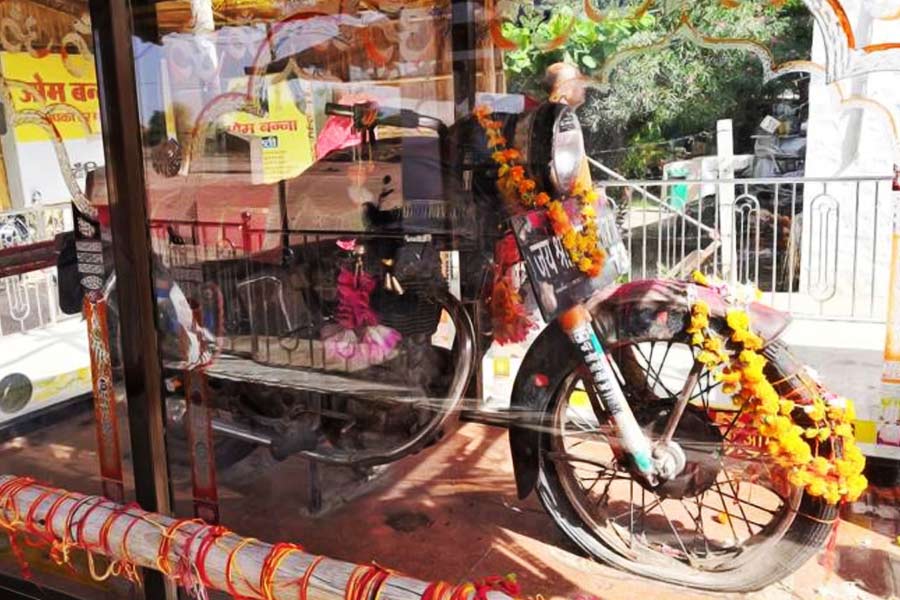 তিন দশক আগেকার ঘটনা। রাজস্থানের মেন রোড দিয়ে গভীর রাতে ছুটে চলেছে ৩৫০ সিসির রয়্যাল এনফিল্ড। গাড়ির রেজিস্ট্রেশন নম্বর আরএনজে ৭৭৭৩। হঠাৎ রাস্তার ধারের খাদে বাইকটি পড়ে যায়। মারা যান গাড়ির চালক ওম সিংহ রাঠৌর।