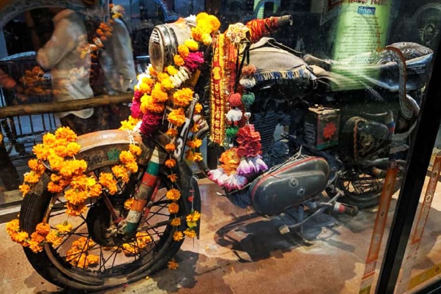 পুলিশ ঘটনাস্থলে পৌঁছলে জানতে পারেন, চালক তাঁর বাইক নিয়ে পালি জেলার বাংড়ি শহর থেকে চোটিলা গ্রামের দিকে যাচ্ছিলেন। গাড়ি চালানোর সময় নিয়ন্ত্রণ হারিয়ে একটি গাছে ধাক্কা মারেন ওম। জোরে ধাক্কা লাগায় পাশের খাদে গড়িয়ে পড়ে বাইকটি।