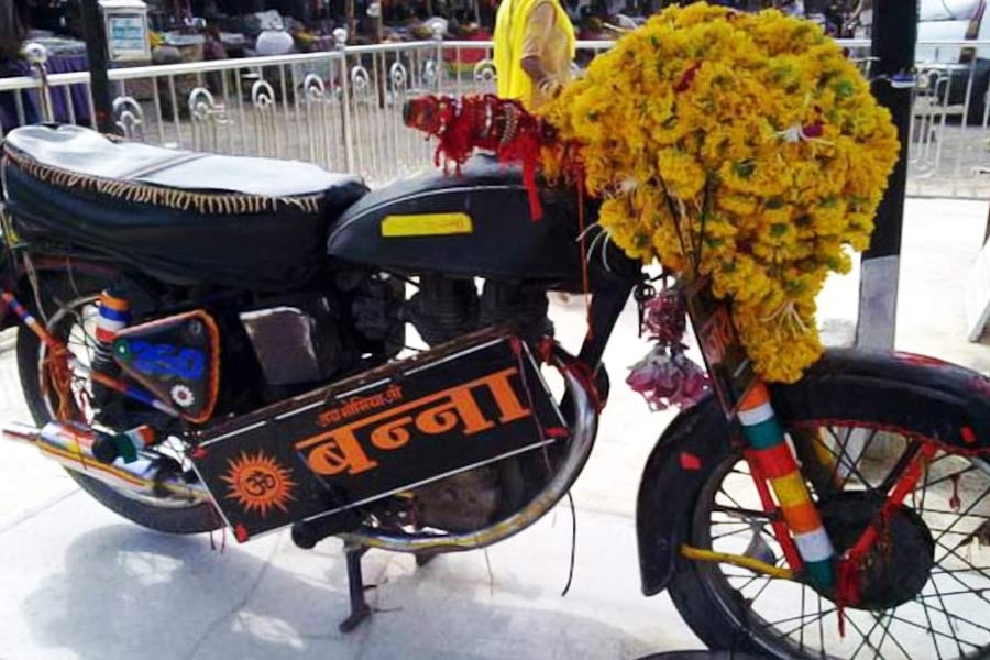 তদন্ত চলাকালীন পুলিশ বাইকটি উদ্ধার করে থানায় নিয়ে যায়। কিন্তু পরের দিনের দৃশ্য দেখে সকলে অবাক। বাইকটি যেখানে রাখা ছিল, তা সেখান থেকে উধাও। খোঁজাখুঁজির পর ঘটনাস্থল থেকেই বাইকটি পাওয়া যায়। জানা যায়, রাত থেকে থানার কেউই সেই বাইকে হাত দেননি। তা হলে ঘটনাস্থলে বাইকটি পৌঁছল কী করে?