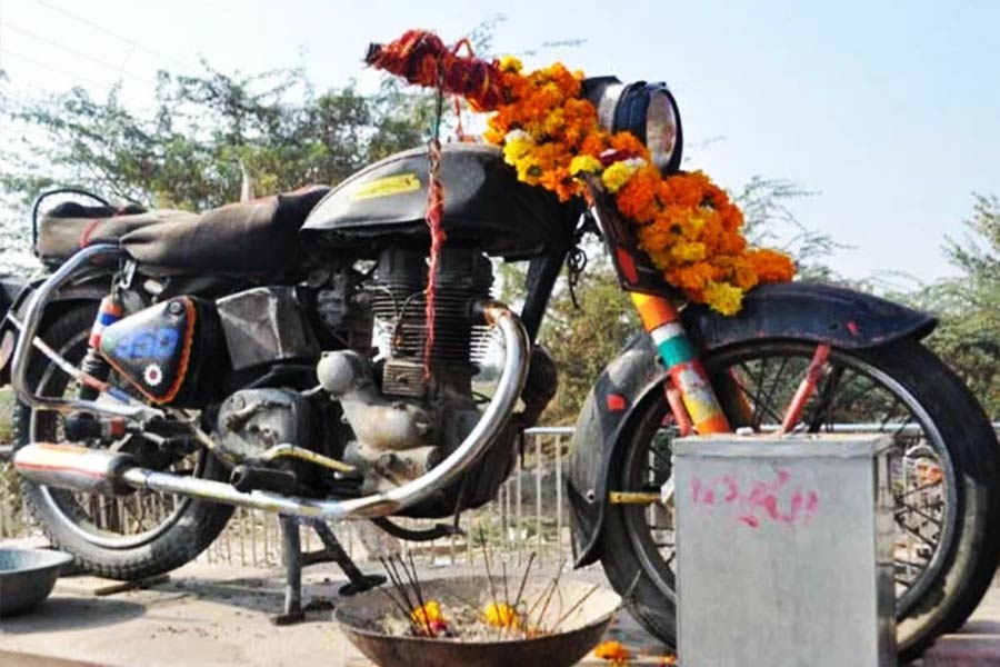 রহস্যের সমাধান করতে পুলিশ বাইকের ট্যাঙ্ক থেকে তেল বের করে চেন দিয়ে বেঁধে রাখে। কিন্তু তার পরের দিনও একই ঘটনা। থানায় বাইকটি নেই। আবার ঘটনাস্থল থেকেই পাওয়া যায় গাড়িটি।