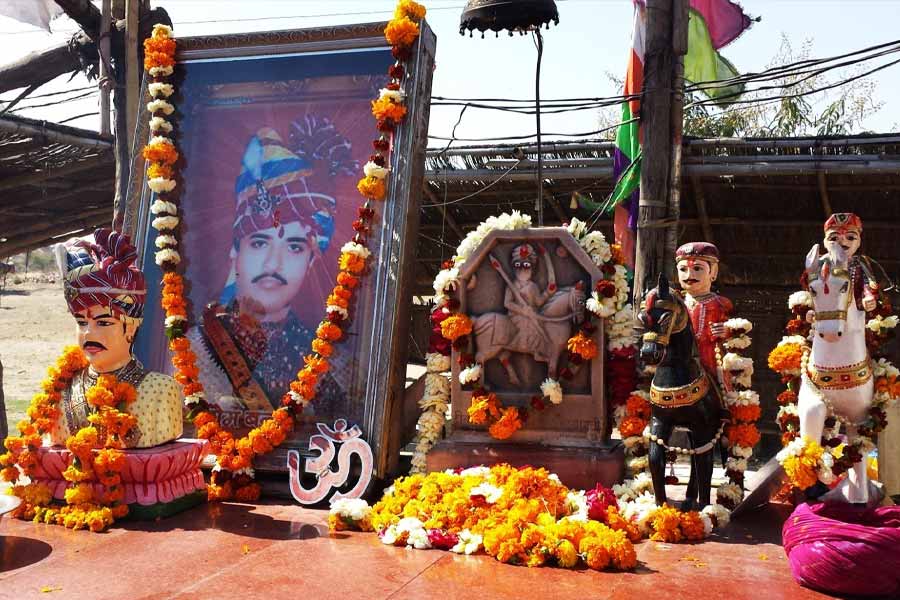 দিনের পর দিন থানায় বাইকটি বেঁধে রাখা হলেও রোজ সকালবেলায় তা খুঁজে পাওয়া যেত দুর্ঘটনার জায়গা থেকেই। স্থানীয়েরা বলাবলি করতে শুরু করেন যে, এই ঘটনা অলৌকিক। বাইকের মধ্যেই ওম সিংহ বেঁচে রয়েছেন।