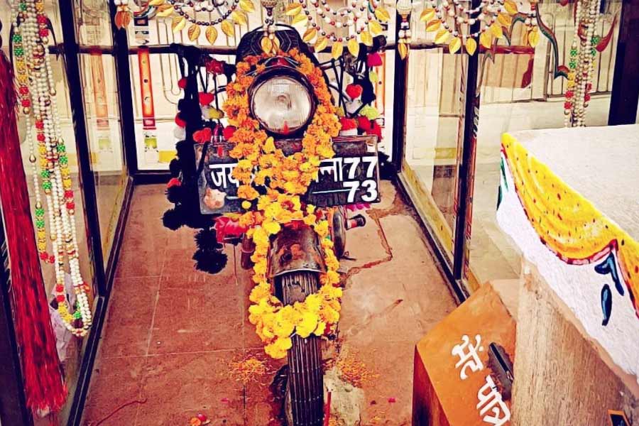 ওম বান্নার এই মন্দিরটি ‘বুলেট বাবা’র মন্দির নামে স্থানীয়দের কাছে পরিচিত। ভারতের দর্শনীয় মন্দিরগুলির তালিকায় ১৭ নম্বর স্থানে জোধপুরের ‘বুলেট বাবা’ মন্দিরের নাম রয়েছে।