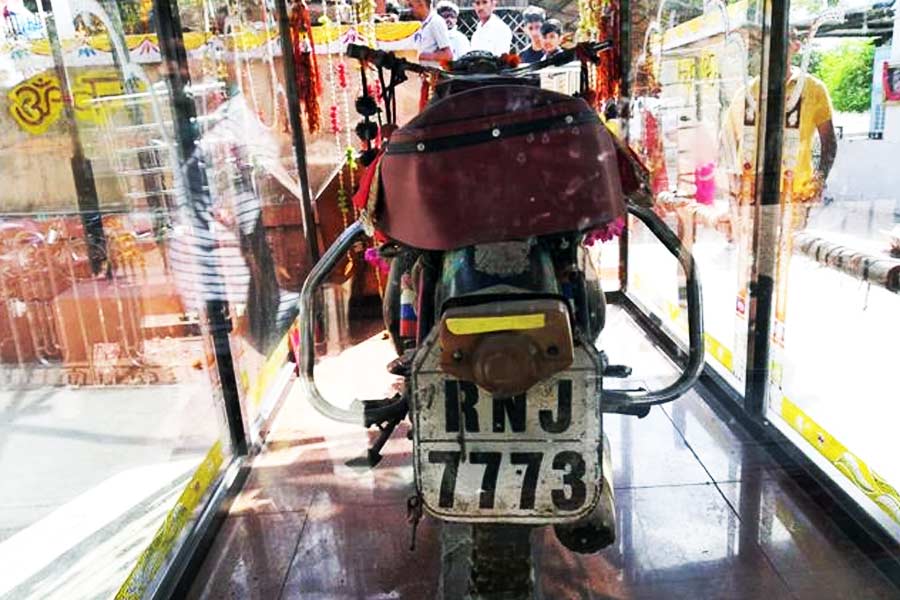 পালি-জোধপুর হাইওয়ের উপর দিয়ে যে যাত্রীরাই বাইক, ট্রাক অথবা গাড়ি নিয়ে যাত্রা করেন, প্রায় সকলেই এই মন্দিরে পুজো দেন। নিয়ম মেনে প্রতি দিন সকাল ও সন্ধ্যায় বাইকটিকে পুজো করা হয়। পুজোর রীতিনীতিও ভিন্ন।