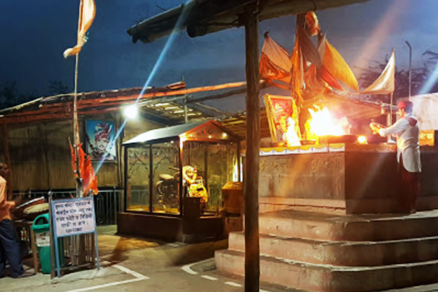 দর্শনের সময় বাজানো হয় এক প্রাচীন ধরনের ঢাক। মন্দিরের সামনে দর্শনার্থীদের ভিড়ও হয় খুব। মন্দিরের পুরোহিত মন্ত্র উচ্চারণ করে বাইকটি পুজো করেন। পুজোর প্রসাদেও রয়েছে বৈচিত্র।