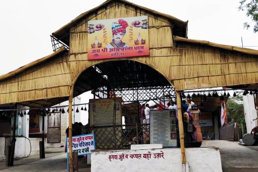 গাড়ির চালকেরা ভোগ হিসাবে মদের বোতল দেন। গাড়ি চালানোর সময় যে সব দুর্ঘটনা হয় তার বেশির ভাগ মত্ত অবস্থায় গাড়ি চালানোর ফলে ঘটে বলে ধারণা স্থানীয়দের। তাই প্রসাদ হিসাবে মদই বেছে নিয়েছেন তাঁরা।