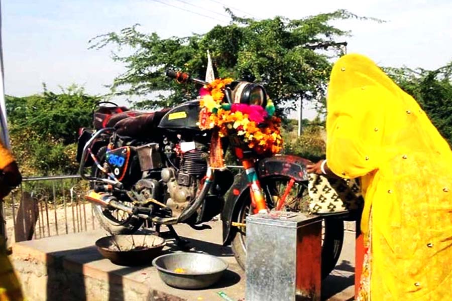 তাঁদের বিশ্বাস, যাত্রা করার আগে এই মন্দিরে পুজো না দিলে যাত্রীরা পথদুর্ঘটনার শিকার হবেন। 