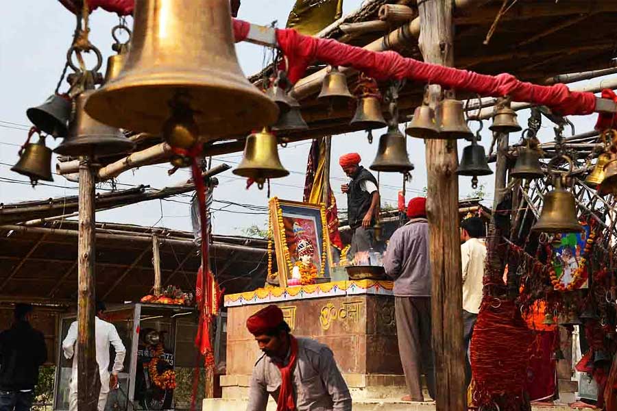 এই মন্দিরে শুধু মাত্র দর্শনার্থীদের ভিড়ই হয় না, অনেকেই স্রেফ মন্দিরটি ঘুরে দেখার জন্য আসেন। মন্দিরে ভিড় এমন উপচে পড়ে যে, রাস্তাতেও ট্রাফিক নিয়ন্ত্রণের সমস্যা দেখা দেয়। ফলে গাড়ি চলাচলও বিঘ্নিত হয়।