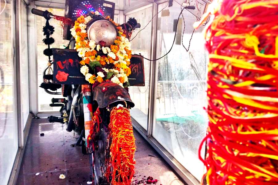 এখনও পর্যন্ত যাঁরা এই মন্দিরে পুজো দিয়ে সড়কপথে যাত্রা করেছেন, তাঁরা পথদুর্ঘটনার মুখে পড়েননি বলে দাবি স্থানীয়দের। দর্শনার্থীরা এই মন্দিরে গেলে বাইকের সামনে তিলক লাগিয়ে, লাল সুতো বাঁধেন। ওম বান্নার উদ্দেশে স্থানীয়রা লোকসঙ্গীতও গেয়ে থাকেন।