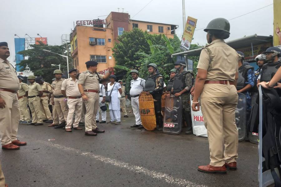 সরাসরি: গার্ডরেল দিয়ে ঘেরা কোনা এক্সপ্রেসওয়ে, বিজেপির নবান্ন অভিযান ঠেকাতে  জায়গায় জায়গায় ব্যারিকেড 