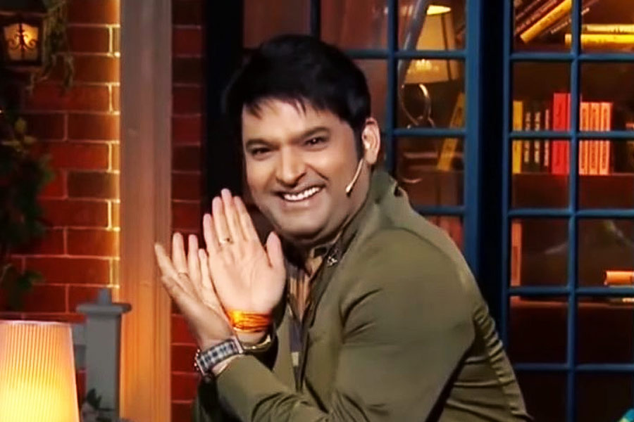 আবার কবে এই অনুষ্ঠান নিয়ে কপিল হাজির হবেন, সেই অপেক্ষায় দিন কাটাচ্ছিলেন তাঁর অনুরাগীরা। ১০ সেপ্টেম্বর, শনিবার দর্শকের অপেক্ষার অবসান ঘটিয়ে নতুন পর্ব নিয়ে টিভির পর্দায় হাজির হন কপিল।