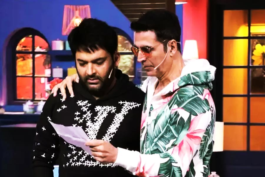 ইনস্টাগ্রামে স্বর্ণমেডেলপ্রাপ্ত ‘গোল্ডেন গার্লস’-এর সঙ্গে ছবি তুলে পোস্টও করেছিলেন তিনি। কিন্তু প্রথম পর্বে দেখা দেল অন্য মুখ। স্বর্ণমেডেল বিজেতাদের পরিবর্তে এই পর্বে অতিথি হয়ে আসতে দেখা গেল বলিউডের ‘খিলাড়ি’ অক্ষয় কুমার’কে।