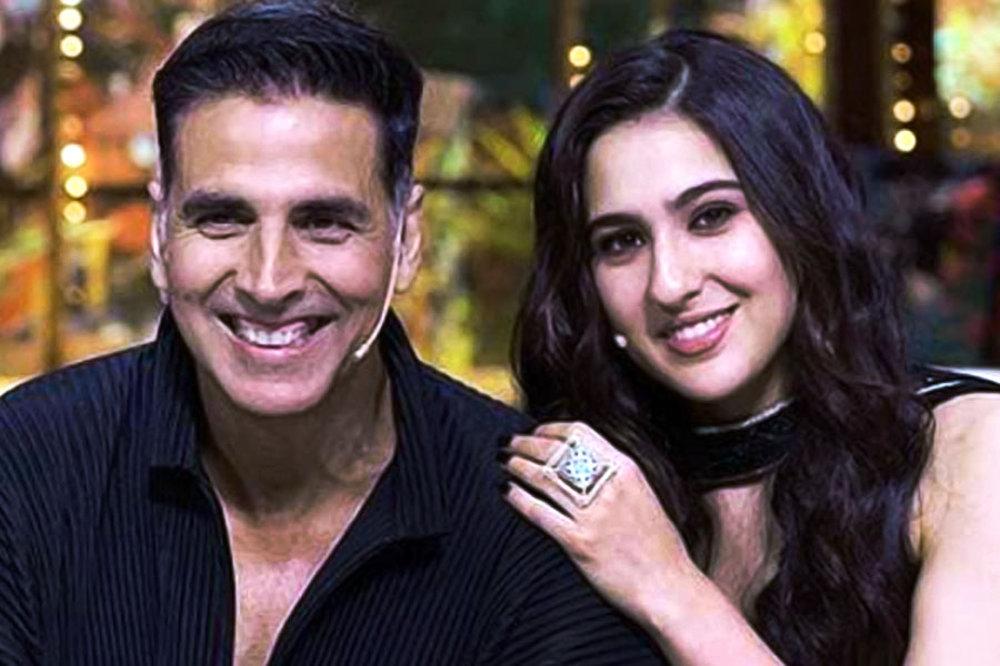 কানাঘুষো শোনা যাচ্ছে, অনুষ্ঠানের ‘টিআরপি’ বাড়াতেই সিদ্ধান্ত বদল করেছেন তিনি। শনিবারের বদলে রবিবার যদি  অক্ষয় কুমারের সঙ্গে শ্যুট করা পর্বটি দেখানো হত, তা হলে তিনি বহু দর্শক হারাতেন।