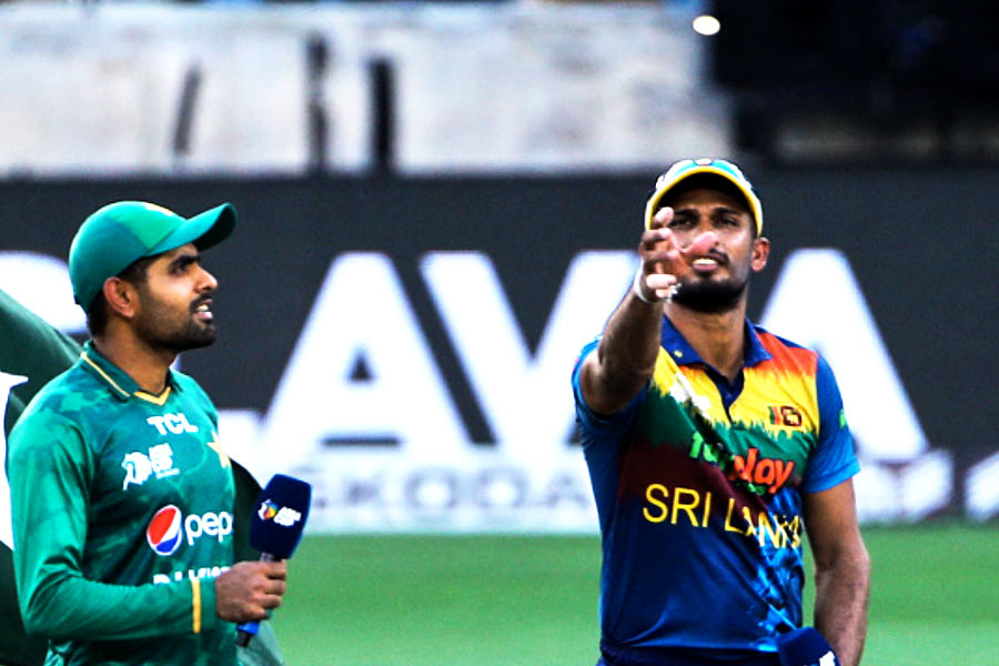 রবিবার এশিয়া কাপের ম্যাচ থাকায় প্রায় সকলেই খেলা দেখতেন। ছোট পর্দায় ম্যাচ দেখার সুযোগ ছেড়ে কেউ তাঁর অনুষ্ঠান দেখবেন না এমনটাই ভেবেছিলেন কপিল। এর ফলে অনুষ্ঠানের টিআরপি-তে প্রভাব পড়ত।