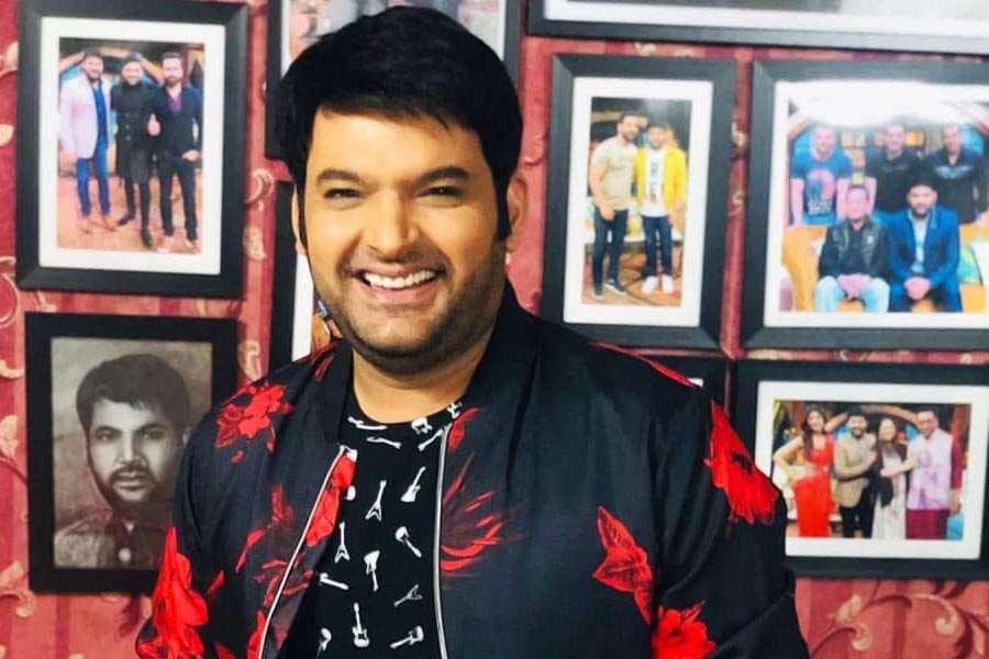 তাই টিআরপি বাড়াতে শনিবারেই অক্ষয়-রকুলপ্রীতের পর্বটি দেখানো হয়। বলিপাড়ার অধিকাংশের দাবি, দেশভক্তির চেয়ে নিজের অনুষ্ঠানের টিআরপি-কে বেশি মূল্য দিচ্ছেন কপিল।