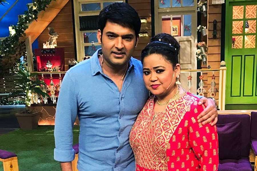 এই প্রসঙ্গে ভারতী জানিয়েছেন, কপিলের সঙ্গে তাঁর বহু দিনের সম্পর্ক। ‘সারেগামাপা’-র শ্যুটিং নিয়ে দিনের বেশির ভাগ সময় ব্যস্ত থাকেন ভারতী।