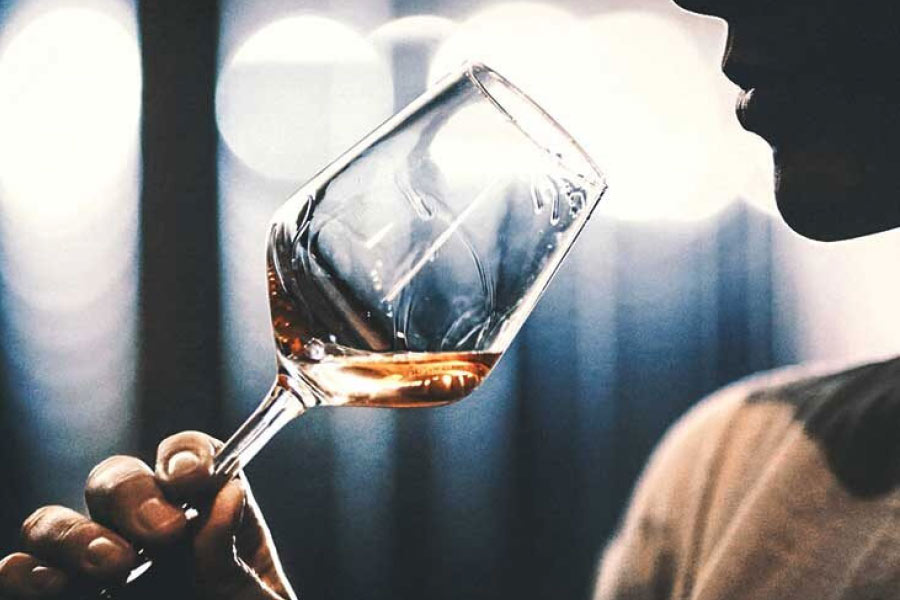 মদের যেমন নানা রকমের ব্র্যান্ড আছে, তেমন যে গ্লাসে মদ্যপান করা হয় হয়, সেগুলিরও নিজস্ব নাম আছে।