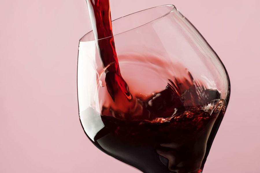 রেড ওয়াইন গ্লাস: সাধারণত রেড ওয়াইনের জন্য ব্যবহৃত গ্লাসের আকার লম্বা হয়। মুখ বড় হয়। গ্লাসের এ রকম আকার হওয়ার নেপথ্য কারণ হল, ওয়াইনের গন্ধ যেন বেশি সময় ধরে থাকে। কেননা, ওয়াইন খুব ছোট ছোট চুমুকে খাওয়া হয়।