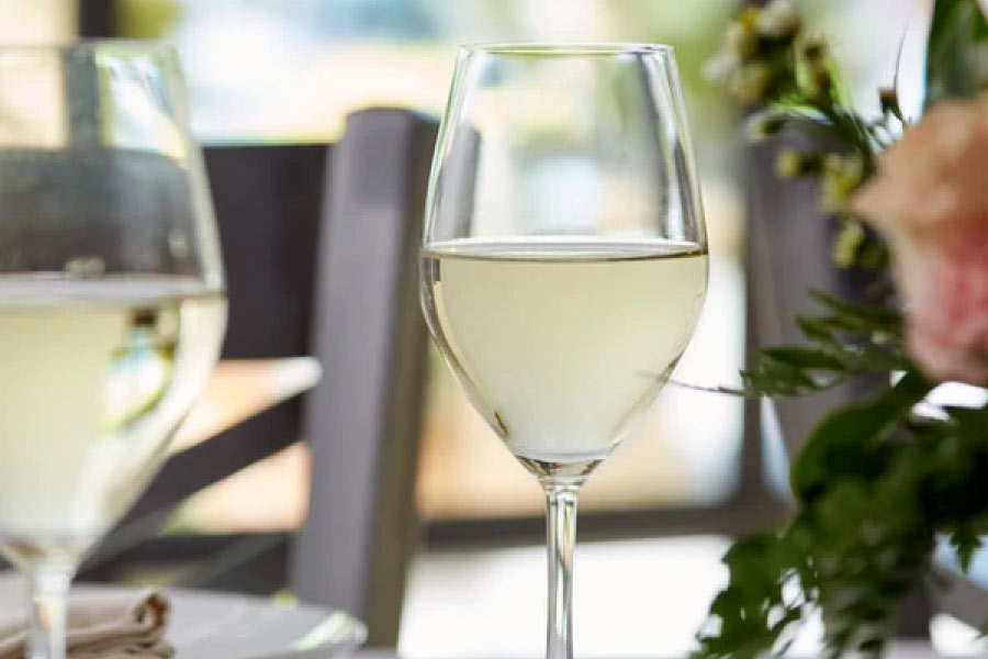 হোয়াইট ওয়াইন গ্লাস: রেড ওয়াইন গ্লাসের তুলনায় হোয়াইট ওয়াইনের গ্লাস আকারে ছোট। হোয়াইট ওয়াইন যাতে তাড়াতাড়ি অক্সিডাইজ না হয়ে যায়, ওয়াইনের স্বাদ যেন ঠিক থাকে তাই গ্লাসের মুখও ছোট রাখা হয়।