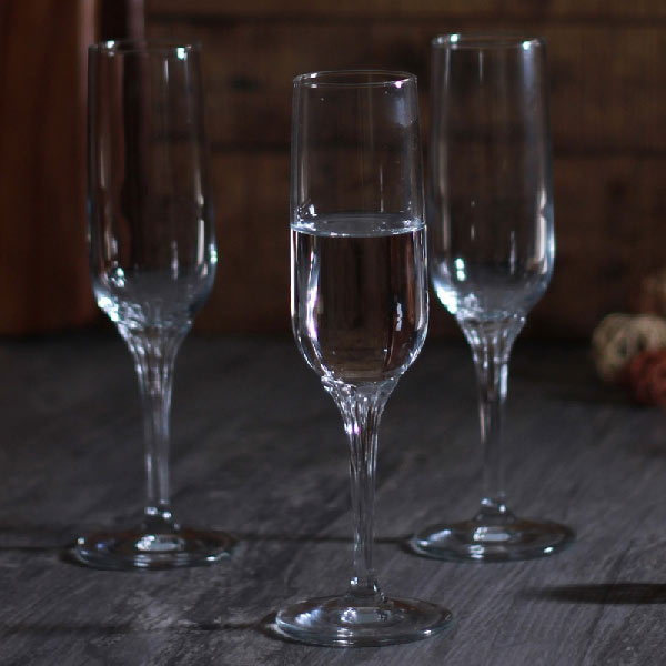 ফ্লুট গ্লাস: এই গ্লাসও ওয়াইন পরিবারের সদস্য। এই গ্লাস আকারে লম্বা এবং পাতলা হয়। এই ধরনের গ্লাসে সাধারণত স্পার্কলিং ওয়াইন এবং শ্যাম্পেন পান করা হয়। 