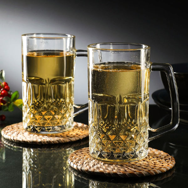 বিয়ার মগ: বেশির ভাগ সময় বিয়ার সাধারণ কাচের গ্লাসেই পান করা হয়। তবে বিয়ারের জন্য নির্দিষ্ট গ্লাস আছে, যেটিকে বিয়ার মগ বলে। আকারে বেশ বড় হয় এই গ্লাস। ফলে সহজে গরম হয় না বিয়ার।