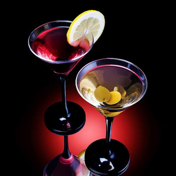 মার্টিনি গ্লাস: ইংরেজি হরফের 'ভি' আকৃতির এই গ্লাসে মার্টিনি পরিবেশন করা হয়। এই গ্লাস সাধারণত ককটেল গ্লাসের তুলনায় আকারে ছোট হয়।