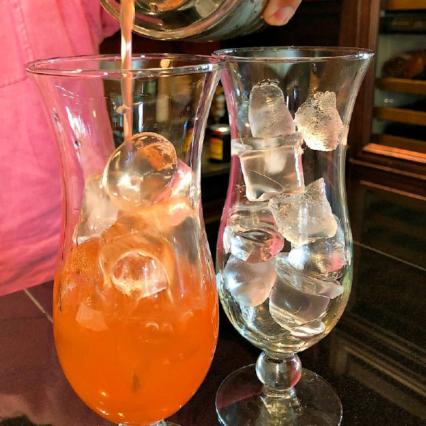 হারিকেন গ্লাস: আমেরিকার নিউ অর্লিনসের এক রেস্তরাঁ মালিক প্যাট ও’ব্রায়েন এই গ্লাসের আবিষ্কর্তা। ৪০-এর দশকে এই গ্লাস ব্যবহার শুরু হয়। অনেকটা হারিকেনের মতো আকার বলে এই গ্লাসের নাম হারিকেন গ্লাস। এই গ্লাসে হারিকেন ককটেল পান করা হয়। 